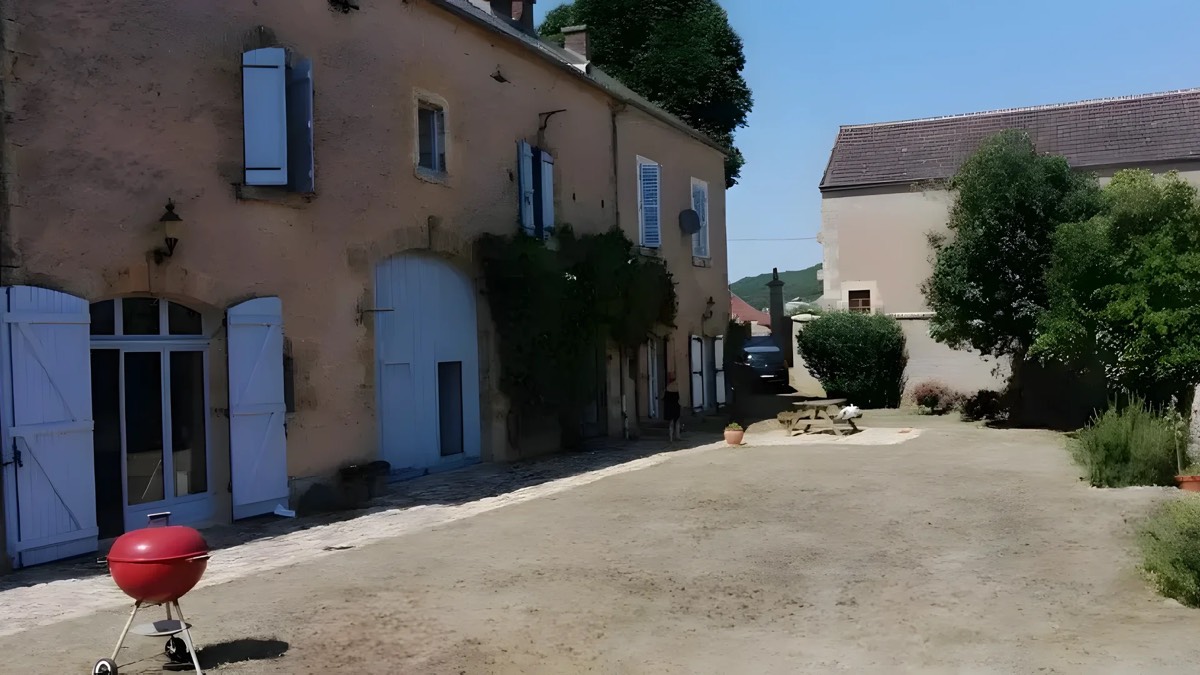 La façade en pierres de La Bourguignonne et ses volets bleus